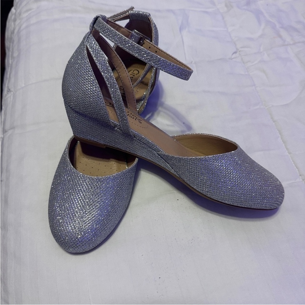 Women’s size 6 wore once in doors for pictures